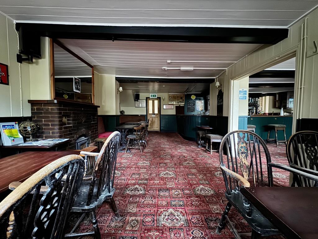 Lot: 86 - TOWN CENTRE PUBLIC HOUSE WITH COURTYARD GARDEN AND OWNERS ACCOMMODATION - Ground floor bar seating area 2